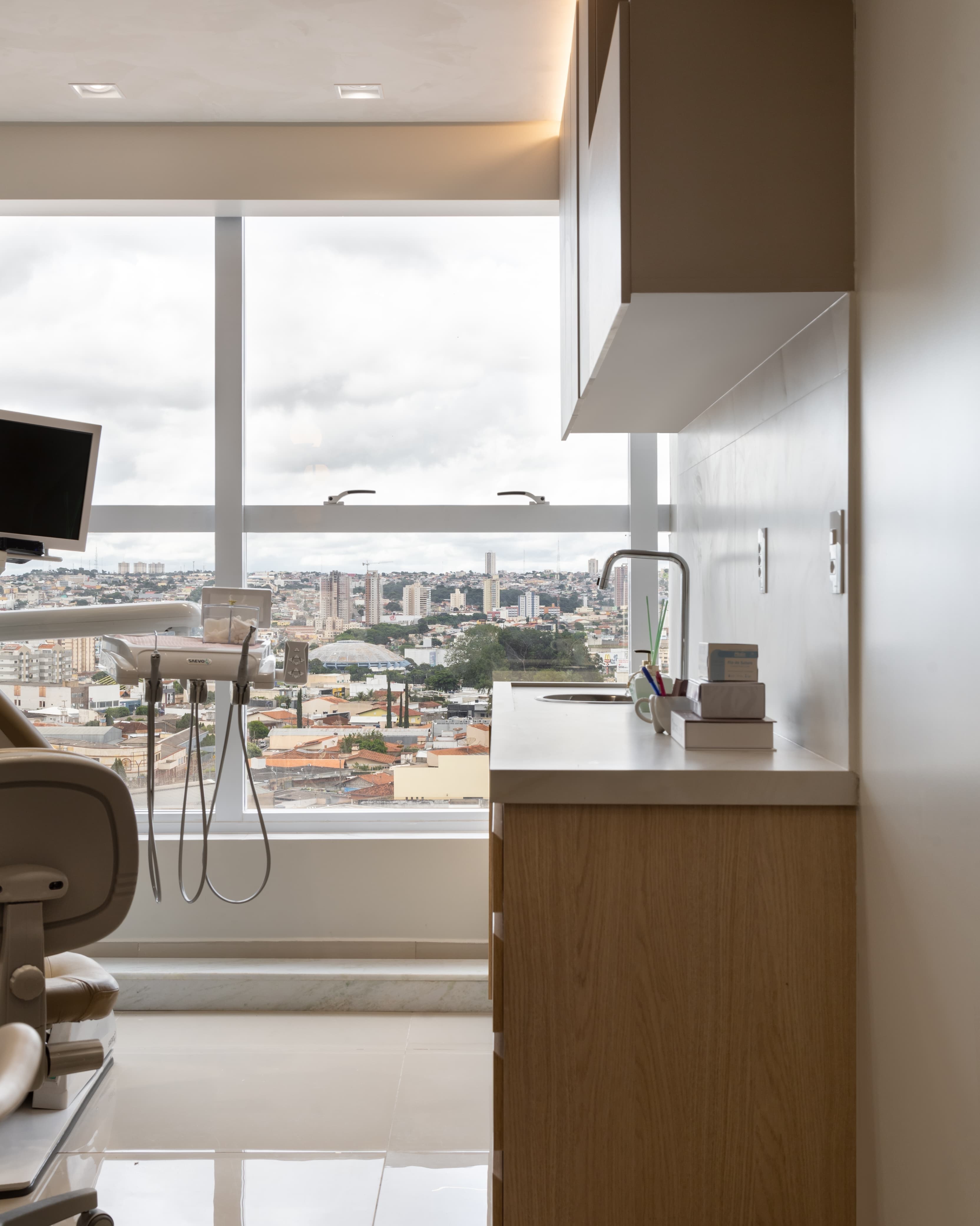 Consultório com vista da cidade e cadeira odontológica